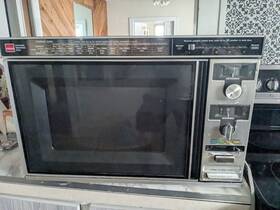 R-8200 Sharp Vintage 1977 Carousel Browning Oven